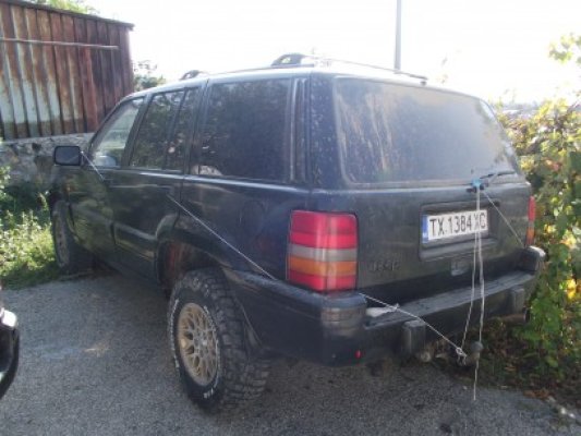 Focuri de armă la Constanţa: la furat de motorină cu un autoturism Grand Cherokee
